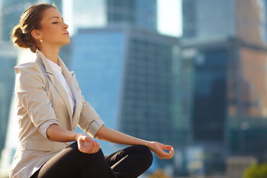 Mindfulness en Empresas Mejora el Bienestar y la Productividad